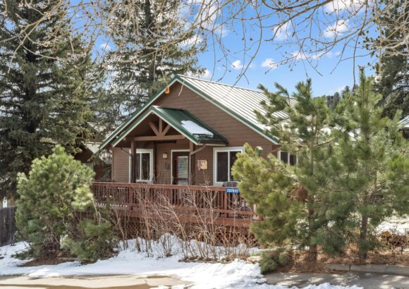 Run Away w/ Me Cute 1 bed room cabin – Private hot tub – easy walk to downtown