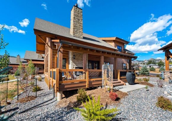 Stylish Cabin- Indoor/Outdoor Fireplace, Private Jacuzzi, Great Location!