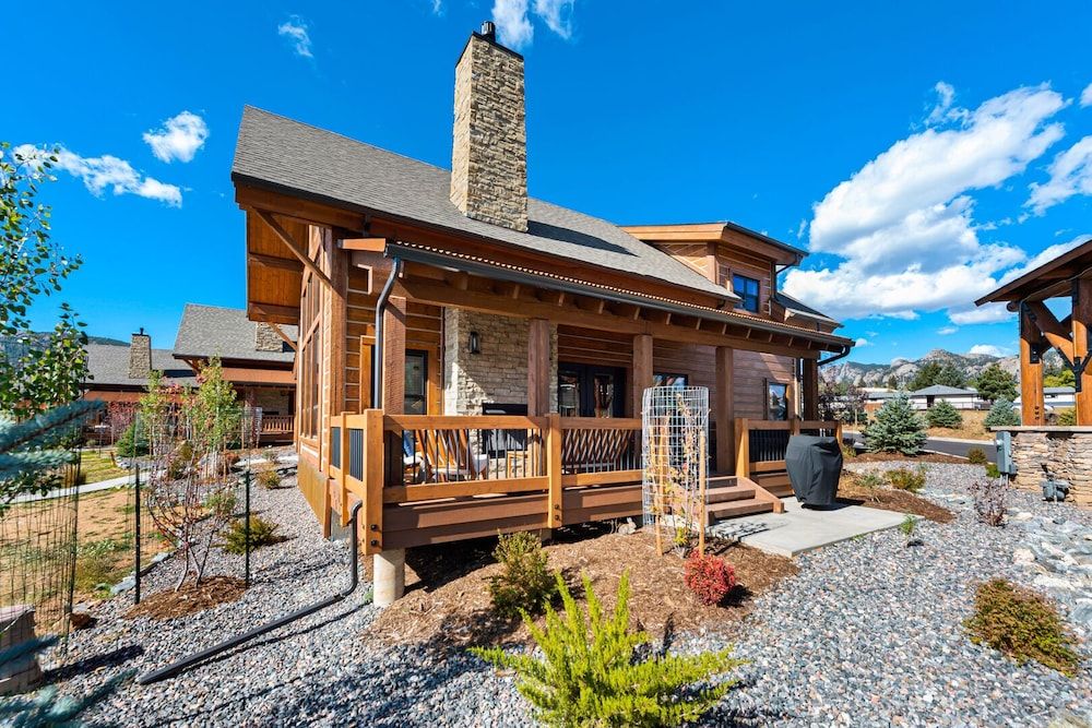 Stylish Cabin- Indoor/Outdoor Fireplace, Private Jacuzzi, Great Location!