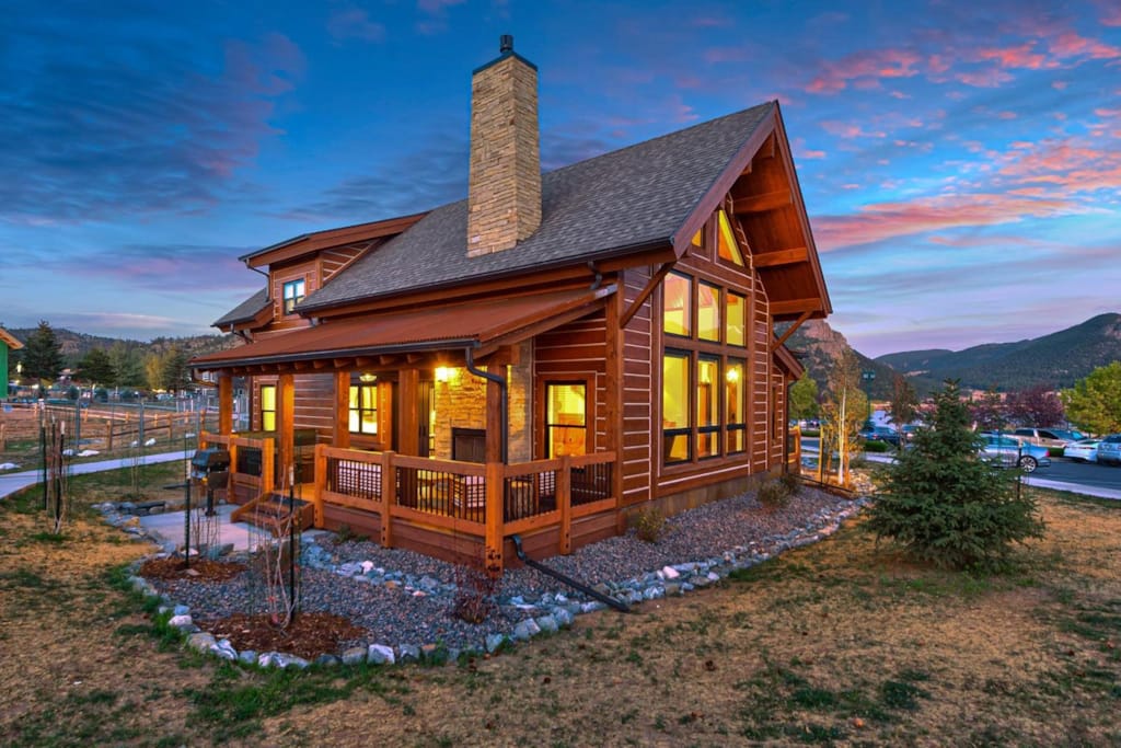 The Bear’s Getaway – Jacuzzi, Indoor/Outdoor Fireplace, Fantastic Location!
