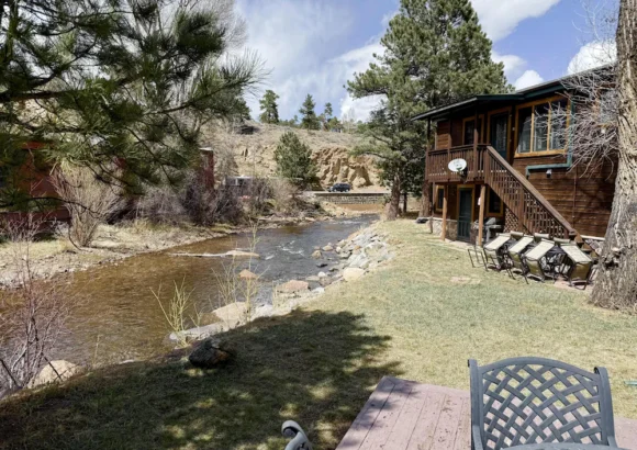 Turning Leaf Cabin – Riverfront 1 bedroom cabin – a perfect place to stay!