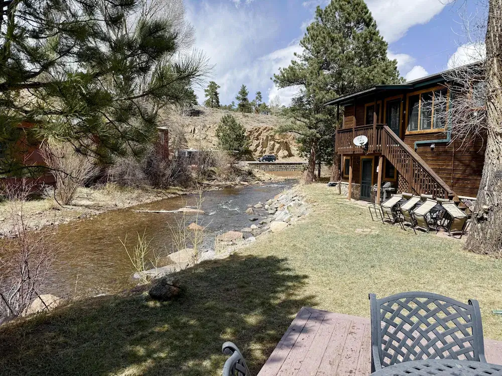 Turning Leaf Cabin – Riverfront 1 bedroom cabin – a perfect place to stay!
