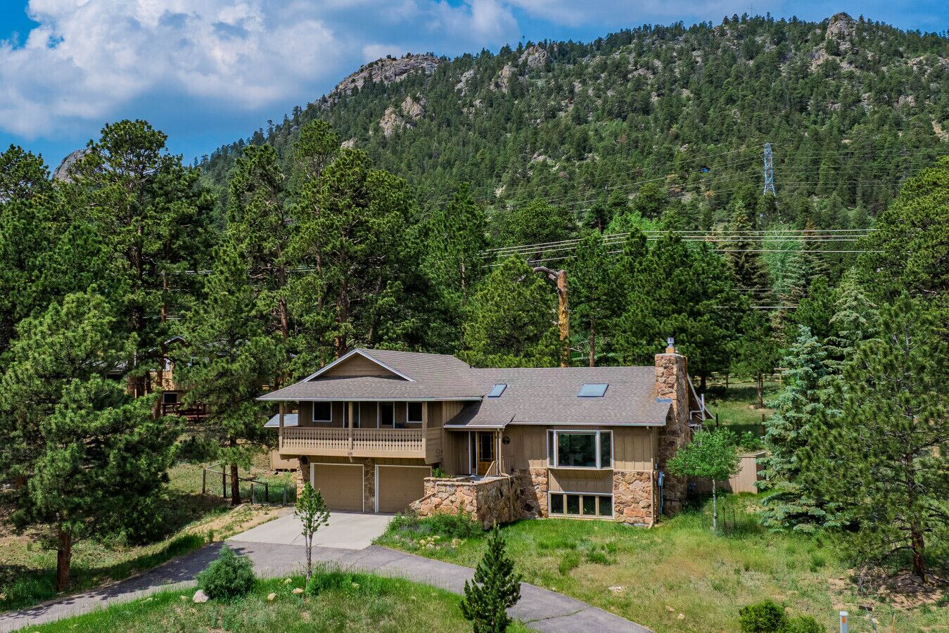 Views, hot tub, fire pit, rec room near RMNP, town