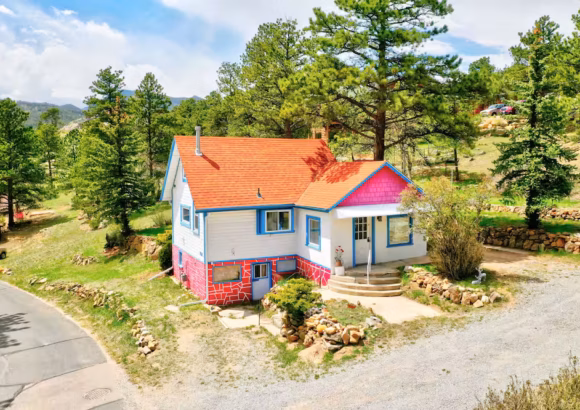 Vintage Cabin with Hot Tub, Convenient in-Town Location Mountain Views! R3511