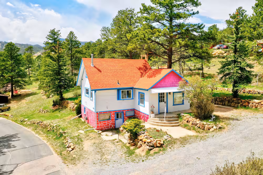 Vintage Cabin with Hot Tub, Convenient in-Town Location Mountain Views! R3511