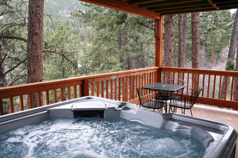 Cozy River Cabin, Minutes from Downtown and Rocky Mountain National Park