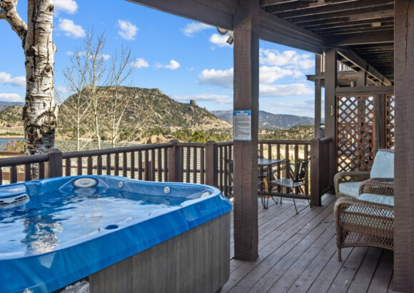 Estes Park Getaway w/ Hot Tub & Lake Views Near RMNP
