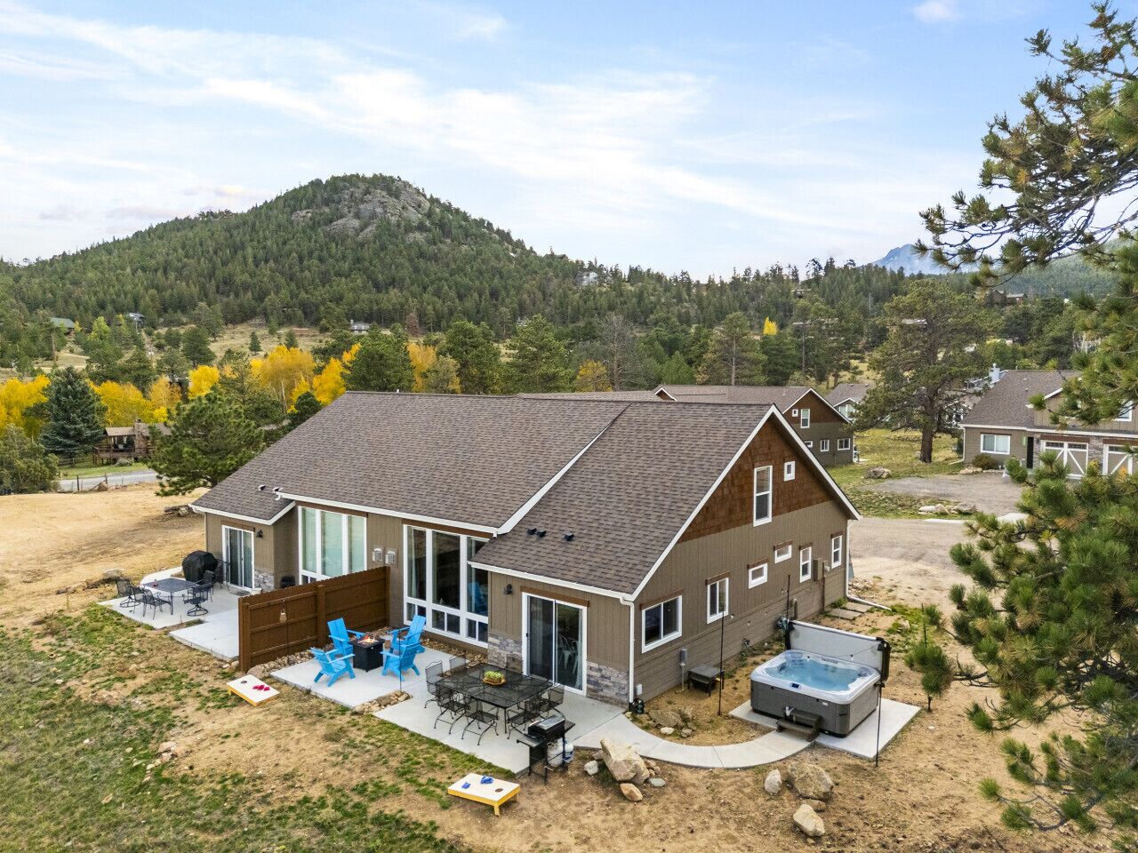 Hot tub! Fire pit, game rooms, gym, fireplace!
