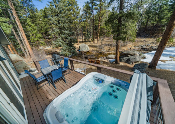 Hot tub! King bed & fireplace! Riverfront cabin