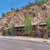 Spacious 2-bedroom loft condo in downtown Estes Park – walk to restaurants/shops