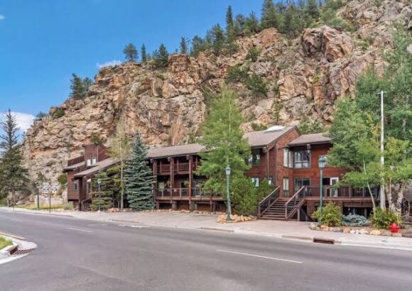 Spacious 2-bedroom loft condo in downtown Estes Park – walk to restaurants/shops