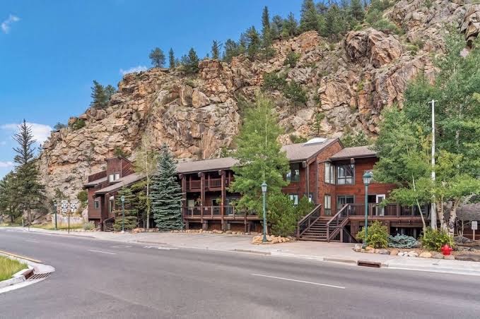 Spacious 2-bedroom loft condo in downtown Estes Park – walk to restaurants/shops