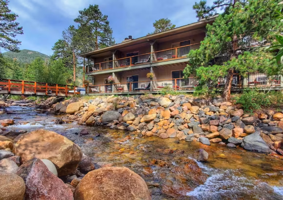The Inn on Fall River Fall River Cabins – Deluxe King Room with River View