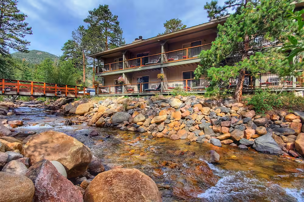 The Inn on Fall River Fall River Cabins – Deluxe King Room with River View